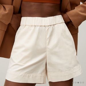 nwt • everlane easy shorts cream